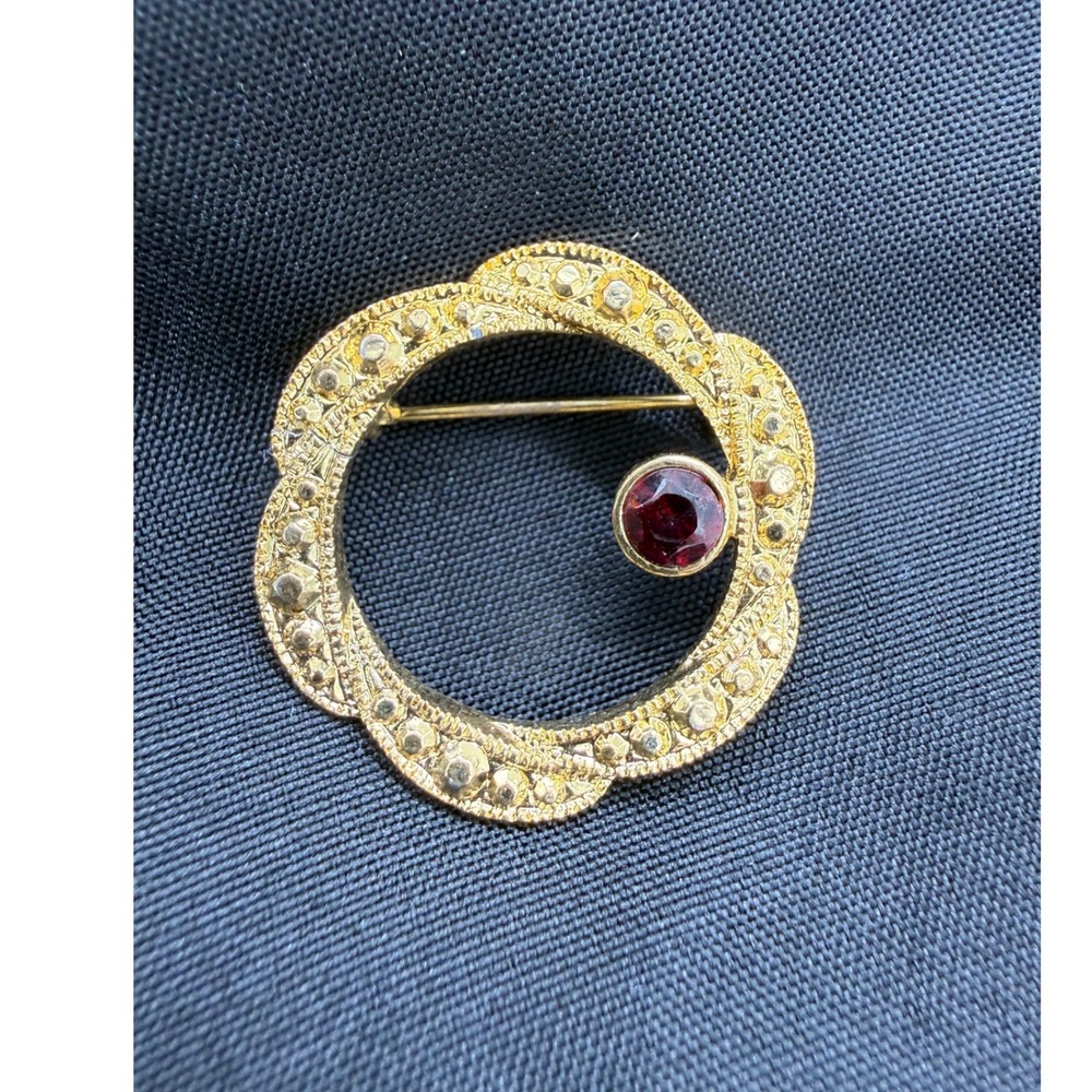 Vintage Gold Tone Textured Wreath Brooch with Ruby Red Rhinestone Accent 1"